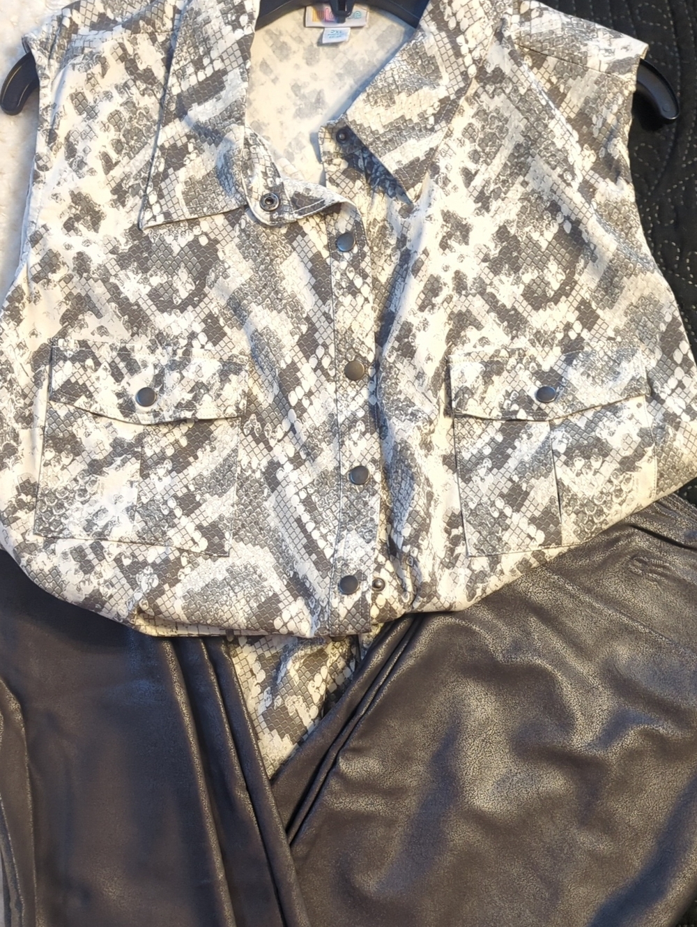 LuLaRoe Gray & White Snake Print Button-Up Top W/ Leggings